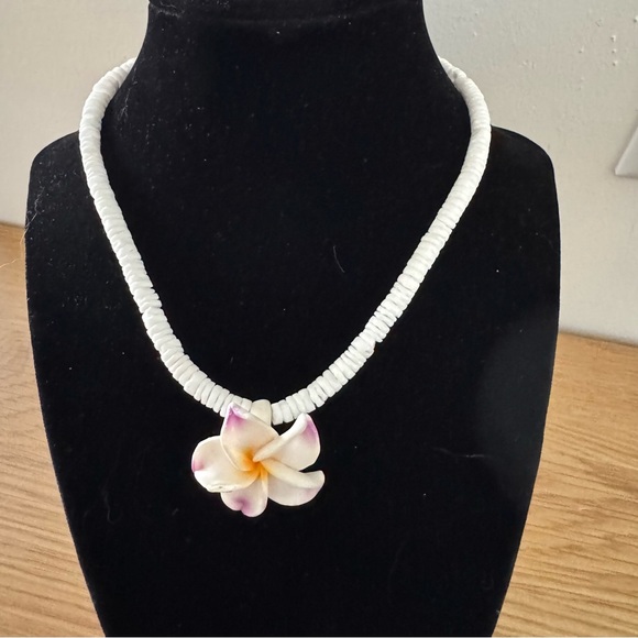 Jewelry - Elegant White and Purple Floral Necklace